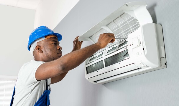 un homme qui travaille avec soin